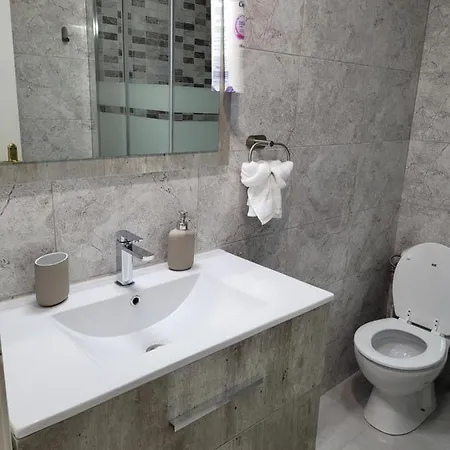 Bajo Con Terraza Y Piscina דירה *