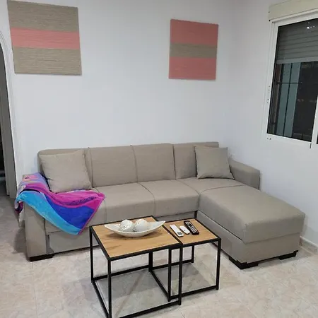 Bajo Con Terraza Y Piscina טורבייחה