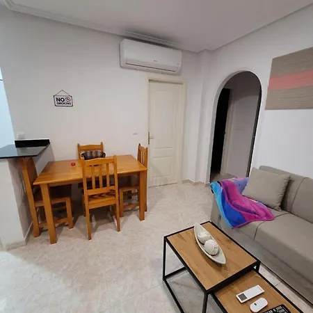 Bajo Con Terraza Y Piscina טורבייחה