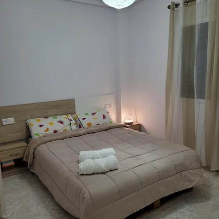 Bajo Con Terraza Y Piscina טורבייחה