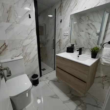 Bajo Con Terraza Y Piscina דירה *