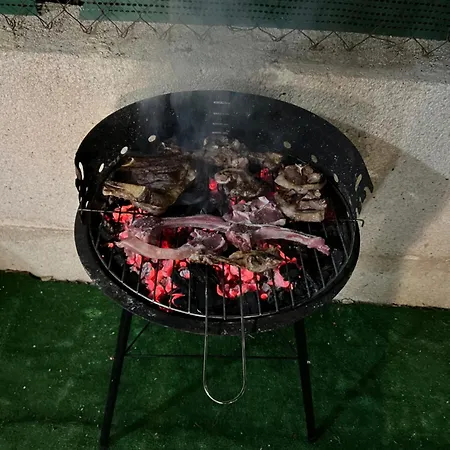 Bajo Con Terraza Y Piscina شقة