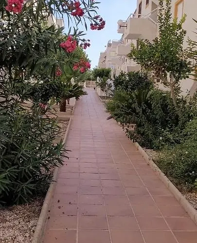 Bajo Con Terraza Y Piscina شقة